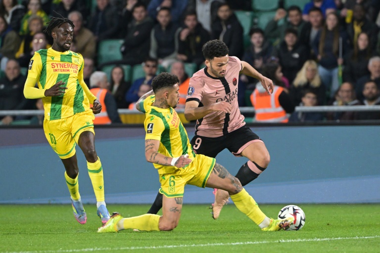 Le Brésilien Douglas Augusto (C) buteur pour Nantes contre le Paris SG (1-1), aux prises avec le Parisien Gonçalo Ramos (d), lors de la 29e journée de Ligue 1, le 22 avril 2025 à la Beaujoire (Damien MEYER)