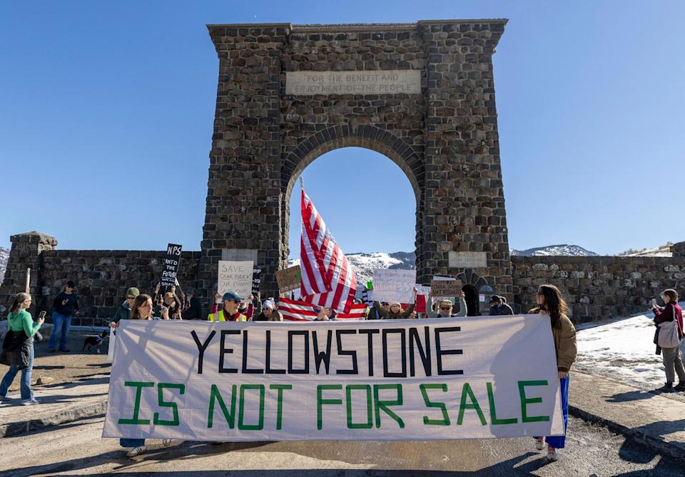 Des manifestants à Roosevelt Arch devant l’entrée nord du parc de Yellowstone, dans le Montana, le 1er mars 2025.