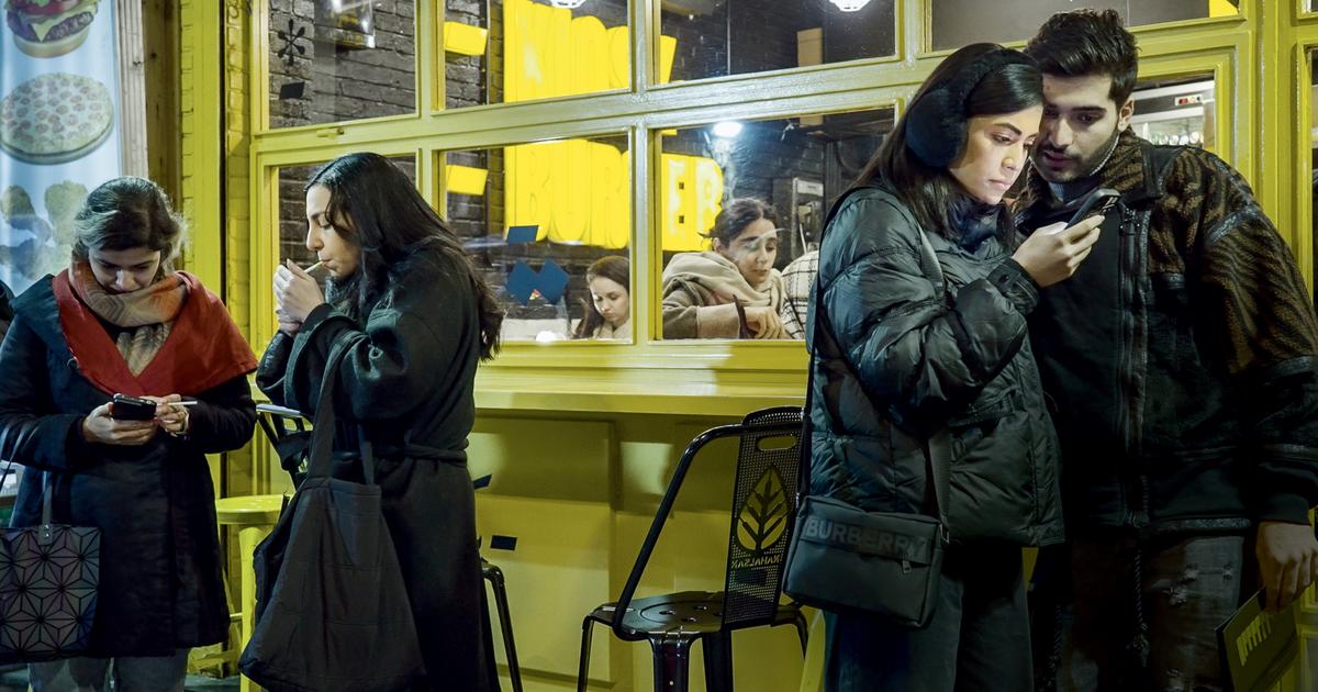 en Iran, la sourde opposition de la génération Z face aux mollahs