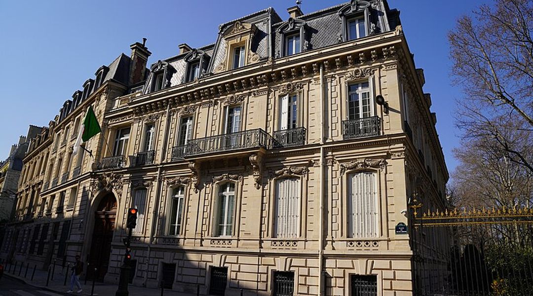 Crise France-Algérie : Alger expulse douze agents de l’ambassade de France