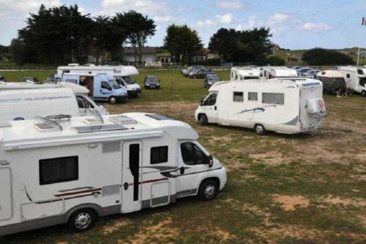 l'aire de camping-car de l'île de loisirs retoquée par l'architecte des bâtiments de France