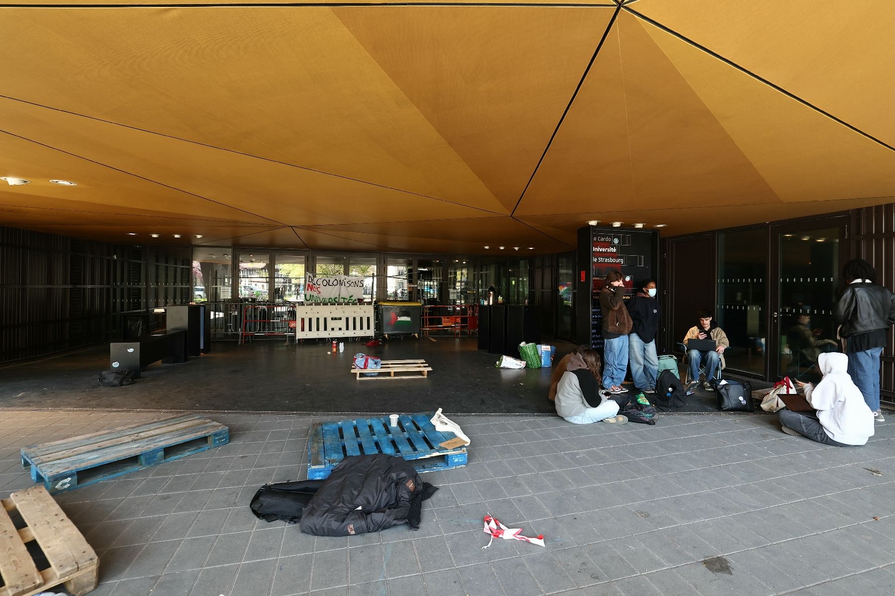 Des étudiants bloquent l'entrée de Sciences Po Strasbourg pour protester contre la décision du Conseil d'administration de leur école de maintenir un partenariat avec une université israélienne, le 9 avril 2025 à Strasbourg
