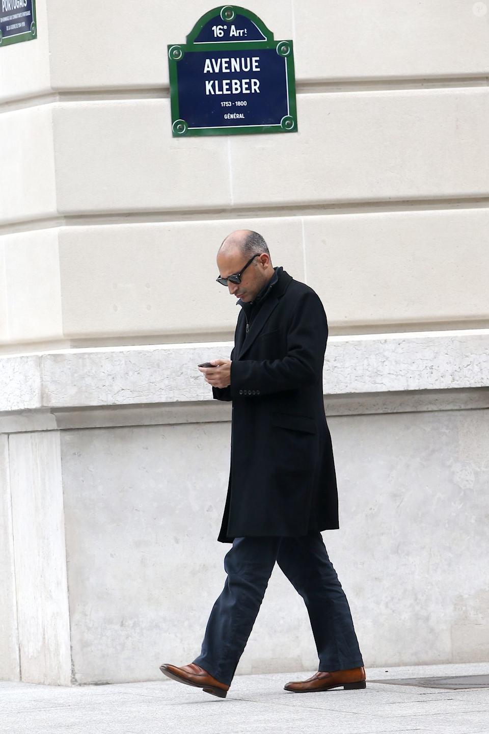 Exclusif - Thomas Fabius, au téléphone, se promène dans les rues de Paris. Le 24 octobre 2014