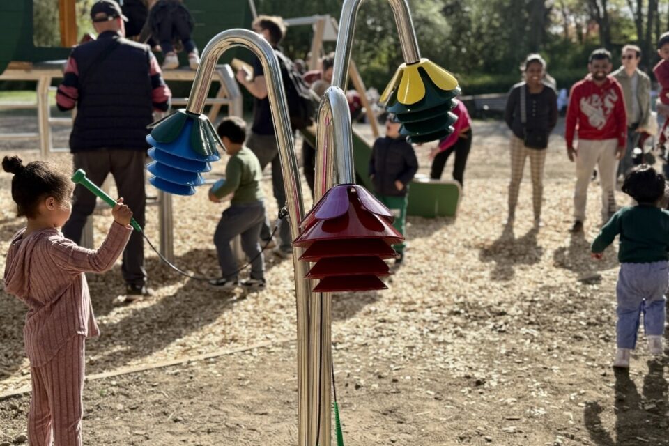 Ici et là, les enfants peuvent faire sonner les pétales des fleurs musicales.