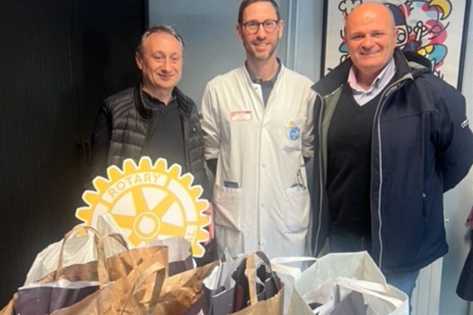 Des membres du Rotary club Langon Sauternes entourent le professeur Ducassou du service pédiatrique de cancérologie à Bordeaux (Gironde).
