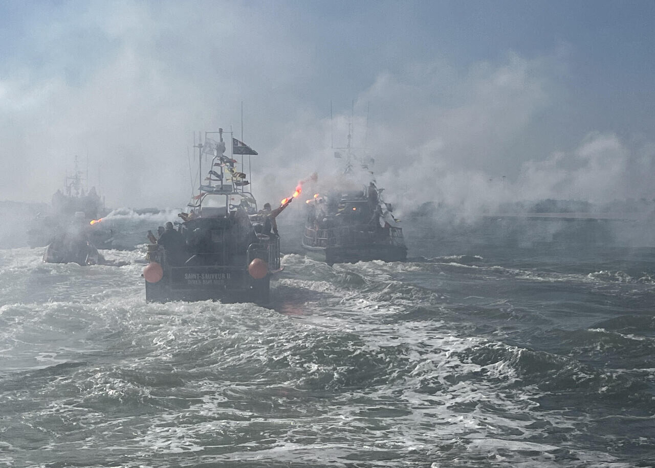 Fusées de détresse, klaxons... c'était quoi ce défilé de bateaux au large de Ouistreham ce samedi ?