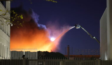 Incendie dans un centre de tri à Paris 17e : « Des cendres tombaient à nos pieds »