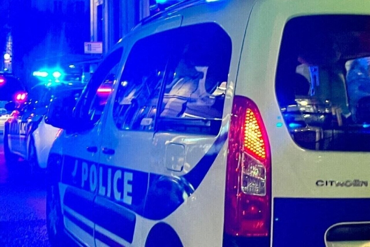 Lille. Alcoolisé, il roule sur un terre-plein central et tente le tout pour le tout pour fuir la police