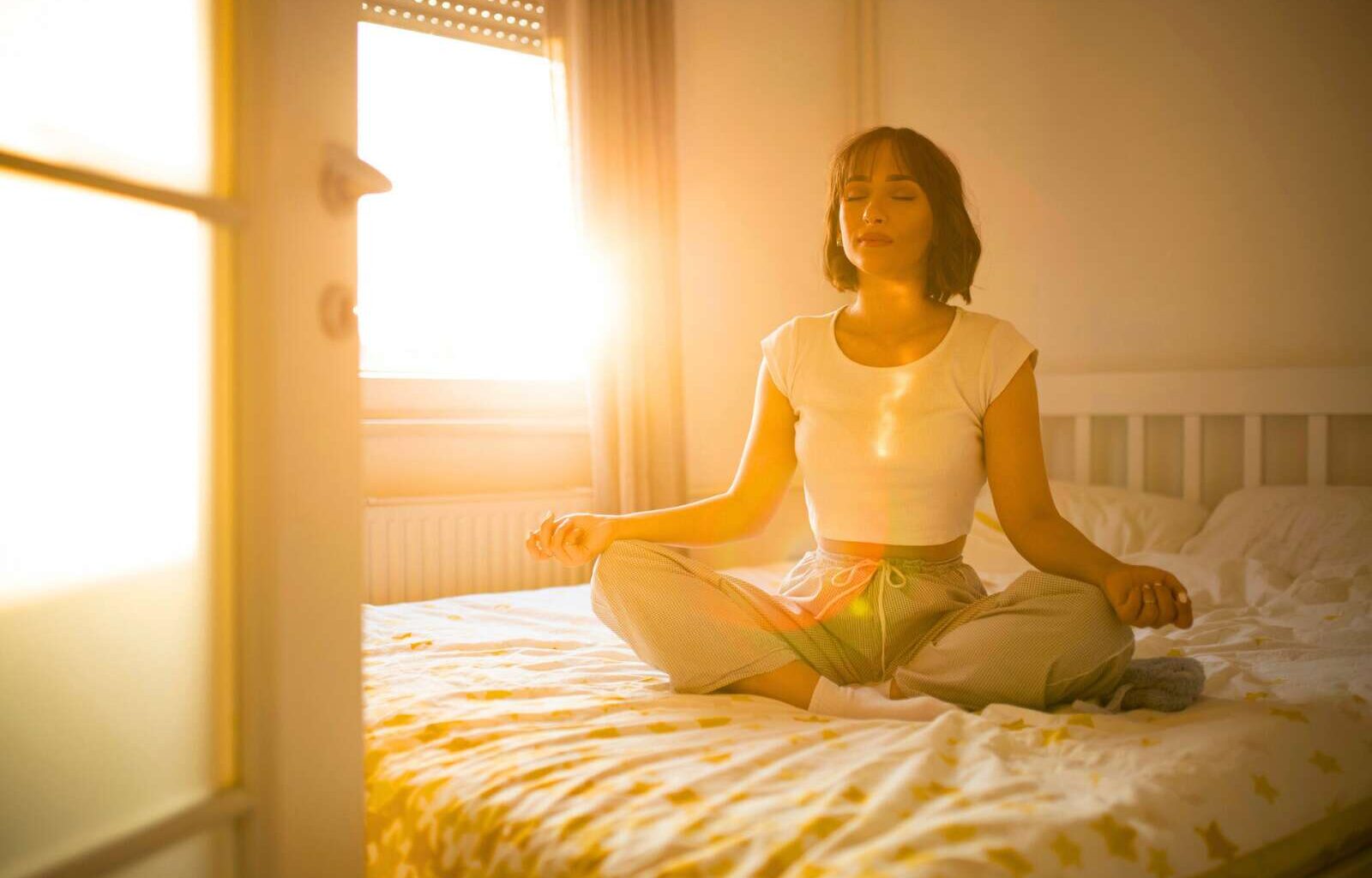 Plus efficace que les somnifères ? Ce que révèle Harvard sur le yoga et le sommeil