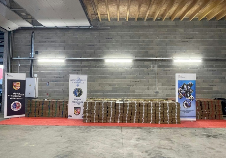 Photo fournie le 29 avril 2025 par la gendarmerie nationale montrant les neuf tonnes de cannabis saisies par les enquêteurs près de Lyon ( GENDARMERIE NATIONALE / Handout )