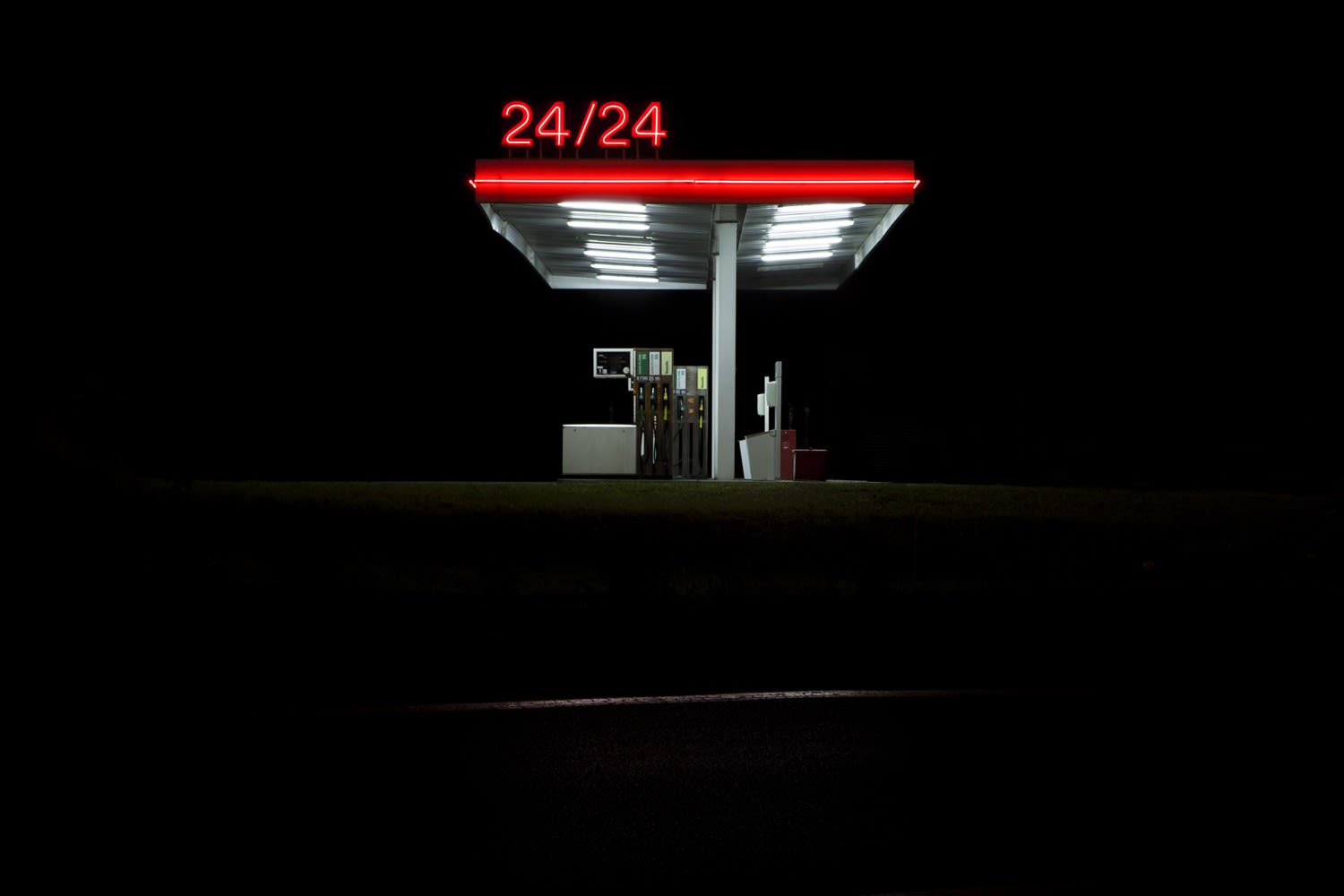 « Nox est une série photographique au long cours. Depuis quelques années, j’explore les non-lieux urbains qui jalonnent l’espace public comme des paysages à l’identité incertaine, à la recherche de symboles de ces territoires profondément fonctionnels et déshumanisés », décrivait Guillaume Le Baube.