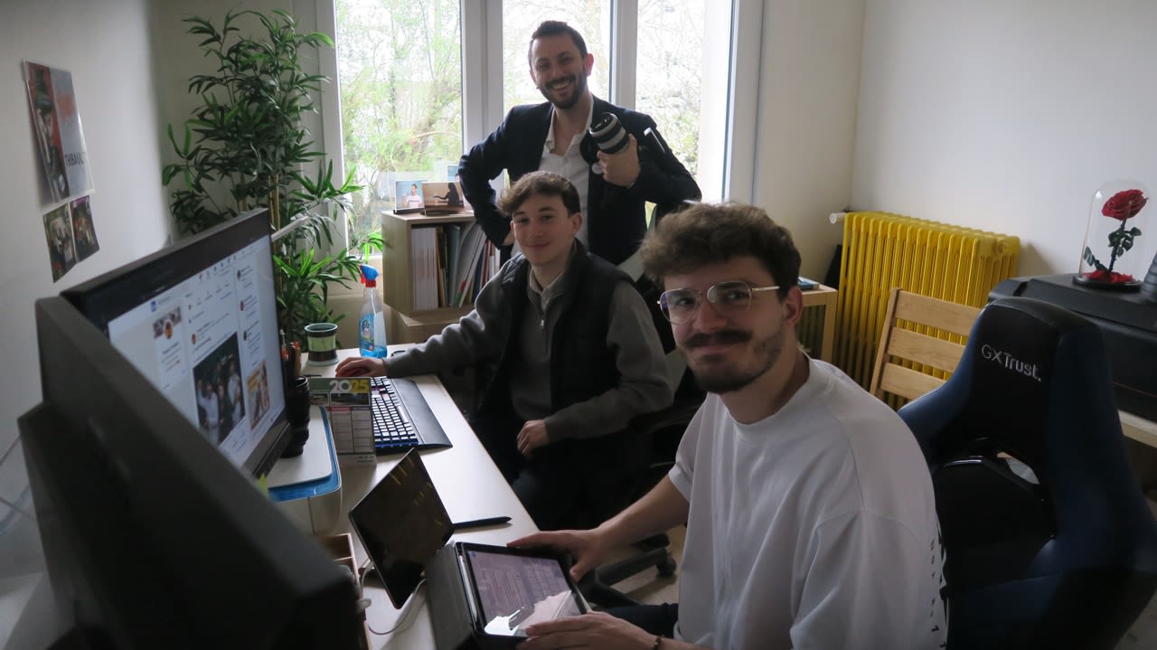 Thibault Thomas et ses deux apprentis, Matthieu et Erevan. Tous deux sont en BTM (brevet technique des métiers) photo à Rennes.