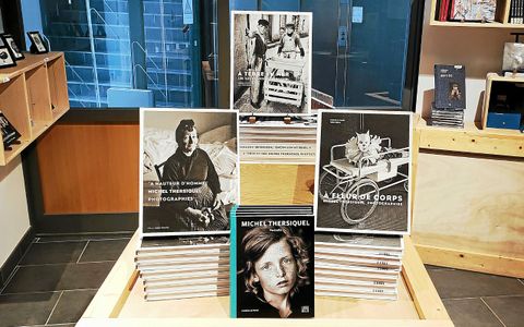 Des ouvrages du photographe Michel Thersiquel ainsi que le catalogue de l’exposition sont en vente à la boutique du Port musée.
