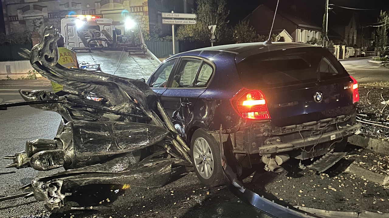 la sculpture des Trois-Croix, tout juste réinstallée, de nouveau accidentée
