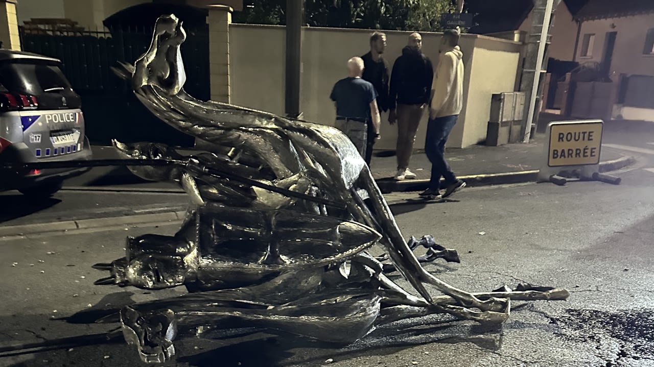 L’œuvre en inox est désormais en piteux état.