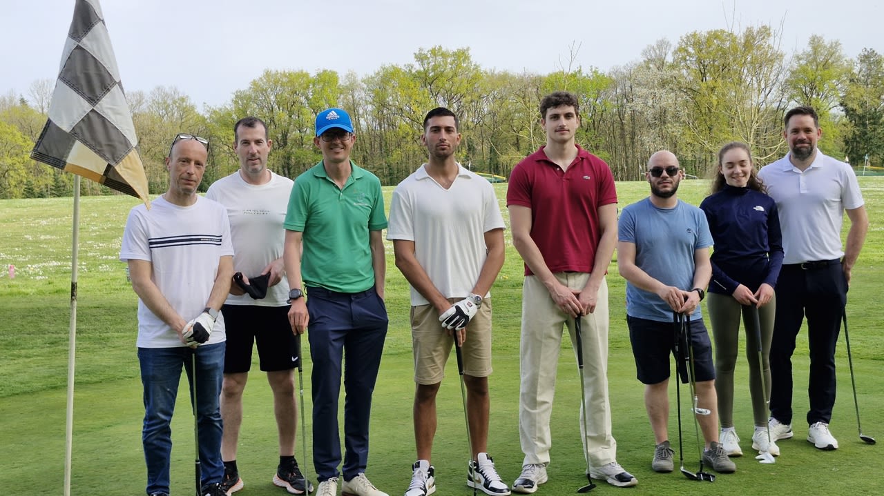Laurent, Emmanuel, Adam (le professeur), Lorenzo, Manolo, Alexandre, Éloïse et Romain : une nouvelle génération de jeunes golfeurs.
