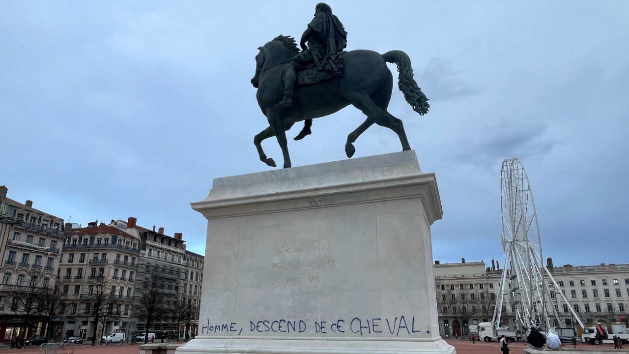 la Métropole mise sur un revêtement anti-tags pour la statue de Louis XIV