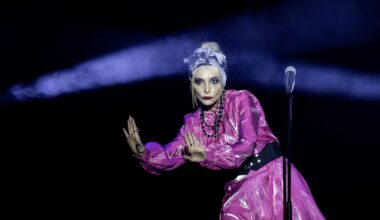 Jeanne Mas a rempli l’espace Malraux, en rouge et noir… et en rose