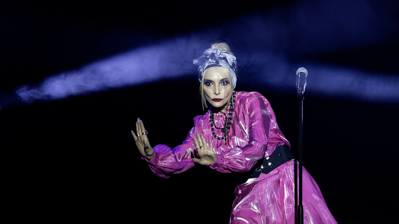 Jeanne Mas a rempli l’espace Malraux, en rouge et noir… et en rose