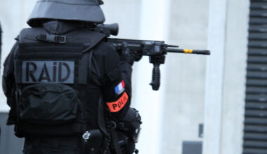 un homme armé menace une terrasse, le Raid déployé en urgence