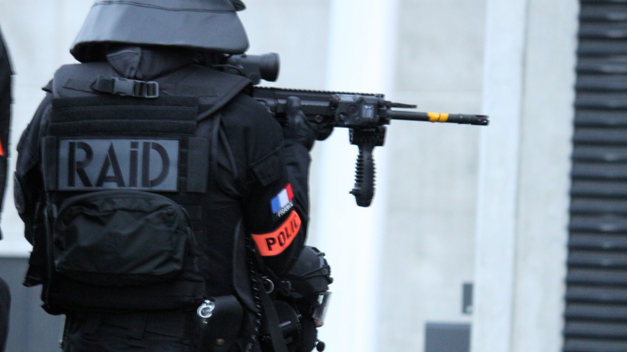 un homme armé menace une terrasse, le Raid déployé en urgence