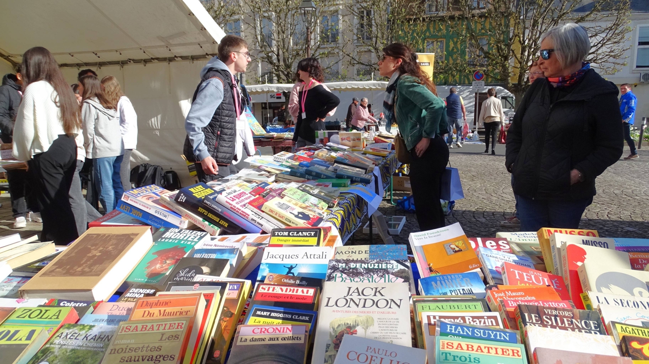 À Vendôme, les lycéens vendent des livres pour une école au Sénégal