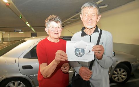 Simone et Yvon Jourden ont commandé leur vignette Crit’Air à temps pour l’obligation du 1er avril à Brest. Leur Citroën Xantia, immatriculée en 2000, passe en catégorie 5. La Zone à faible émission (ZFE), ils la trouvent « mal pensée et trop précipitée ».