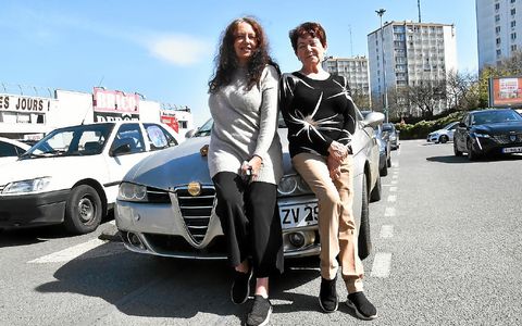 Les Brestoises Maria et Jeannine Paillard, 54 et 80 ans : « On a toutes les deux des vieilles voitures, classées 5 par Crit’Air. On les entretient, parce qu’on n’a pas les moyens pour des nouveaux modèles. Cette Zone à faible émission (ZFE) est injuste et mal pensée ».