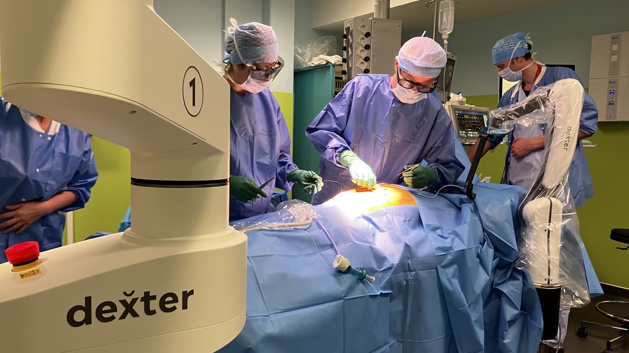 L’acte chirurgical en lui-même terminé, le chirurgien revient auprès du patient pour procéder, à la main, aux ultimes points de suture aux emplacements qui ont permis d’introduire les pinces du robot.