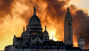 Le spectaculaire incendie d’un centre de déchets dans le nord de Paris circonscrit