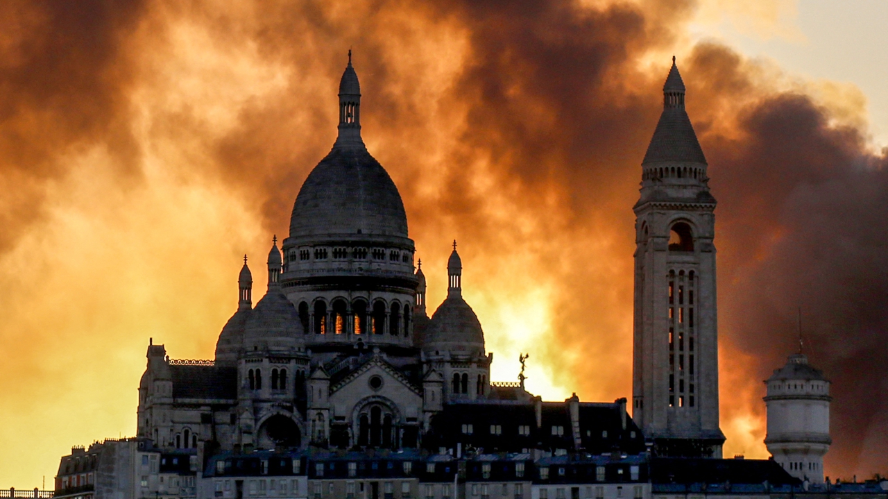 Le spectaculaire incendie d’un centre de déchets dans le nord de Paris circonscrit