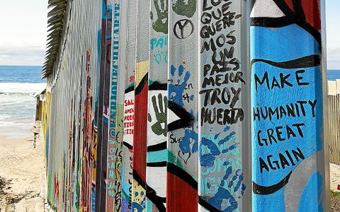 Des tags à teneur humaniste sur le mur séparant Mexique et États-Unis.