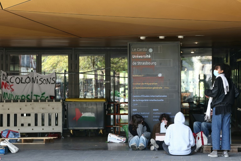 Des étudiants bloquent l