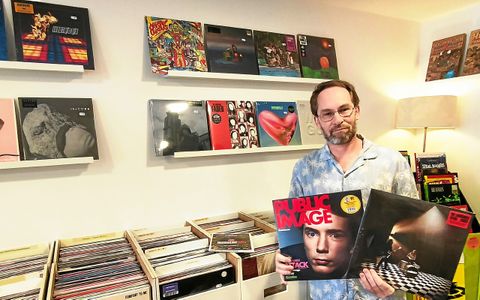 Philippe Grellé, du magasin Bazoom, déballe et range les albums rares qui seront proposés à l’occasion du Disquaire day.
