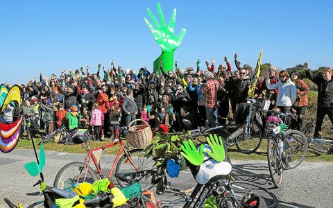 Comme en 2015, les commémorations de la lutte populaire antinucléaire de 1975 à Erdeven sera marquée par une vélorution vers la Main Verte : départ du bourg d’Erdeven à 14 h.