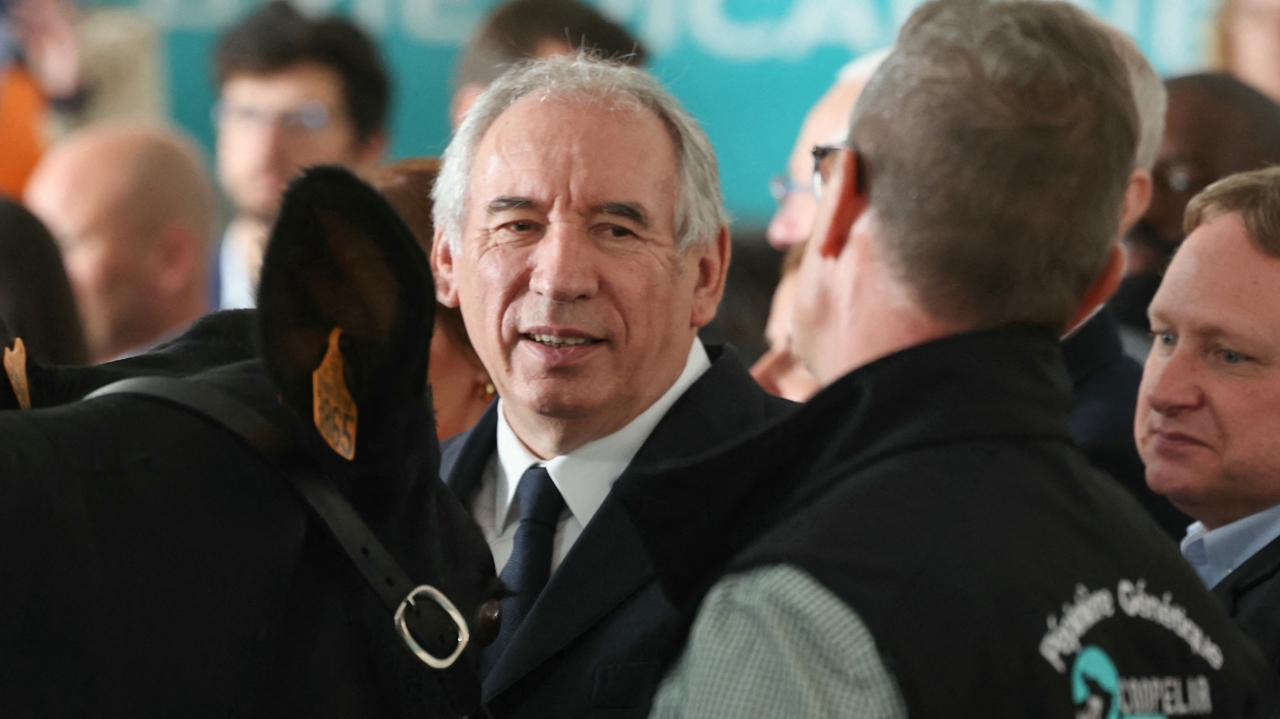les marges de manœuvre de François Bayrou réduites par les crises