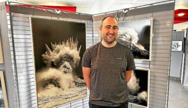 L’invité d’honneur de l’expo photo, Mathieu Rivrin, très sollicité à Saint-Évarzec