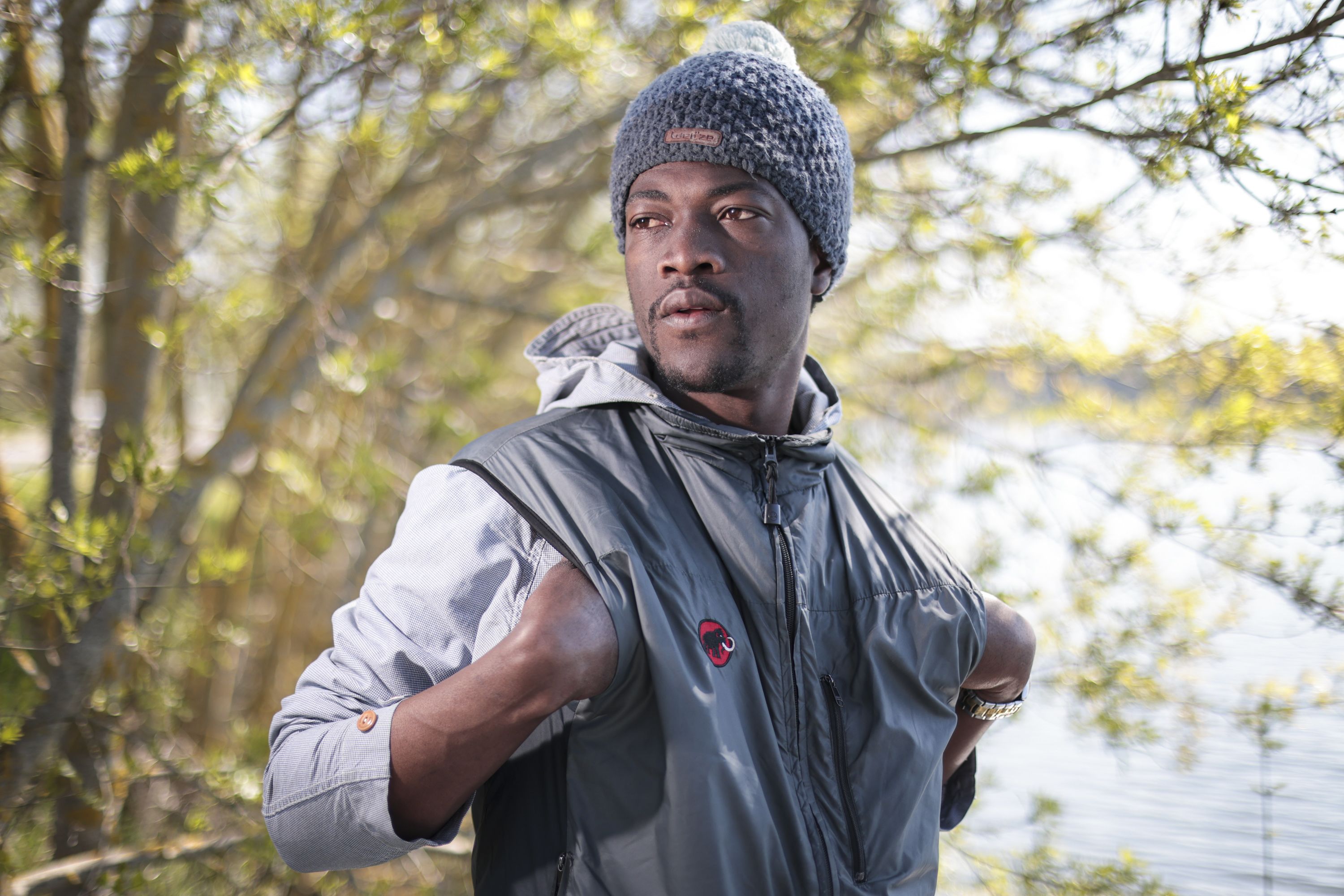 Portrait au bord du Cher, à Tours, un lieu où il aime se ressourcer. Une pose qui lui tenait à cœur. Pour lui, la manière dont il insère ses mains dans sa veste évoque le football, l’allure de certains footballeurs, et la manière dont ils font front et corps ensemble, en équipe.