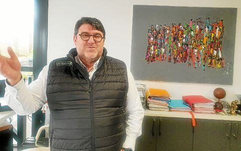 On le sait moins mais Alain Roué était aussi un passionné de peinture. Il pose ici dans son bureau, devant une de ses acryliques qu’il signait Alan Roye, parce que c’est ainsi que son nom était prononcé quand il se déplaçait à l’international.