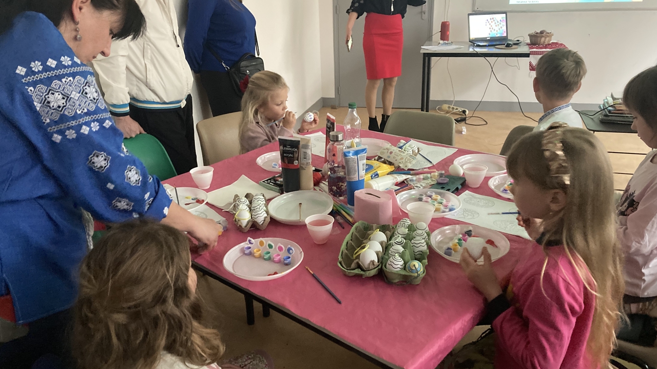 À Poitiers, des Ukrainiens créent des Pysankas, œufs de Pâques typiques