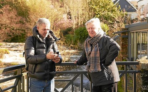 Régis Wargnier (à droite), ici sur la terrasse du Moulin de Rosmadec.