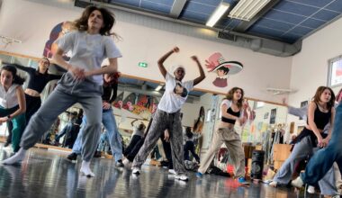 treize danseurs répètent un show de K-pop présenté à Vouneuil-sous-Biard