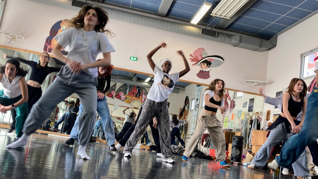 treize danseurs répètent un show de K-pop présenté à Vouneuil-sous-Biard