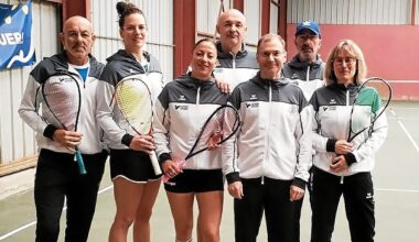 Un des compétiteurs de l’Association sportive speedbadminton Gouesnou monte sur le podium à Rennes