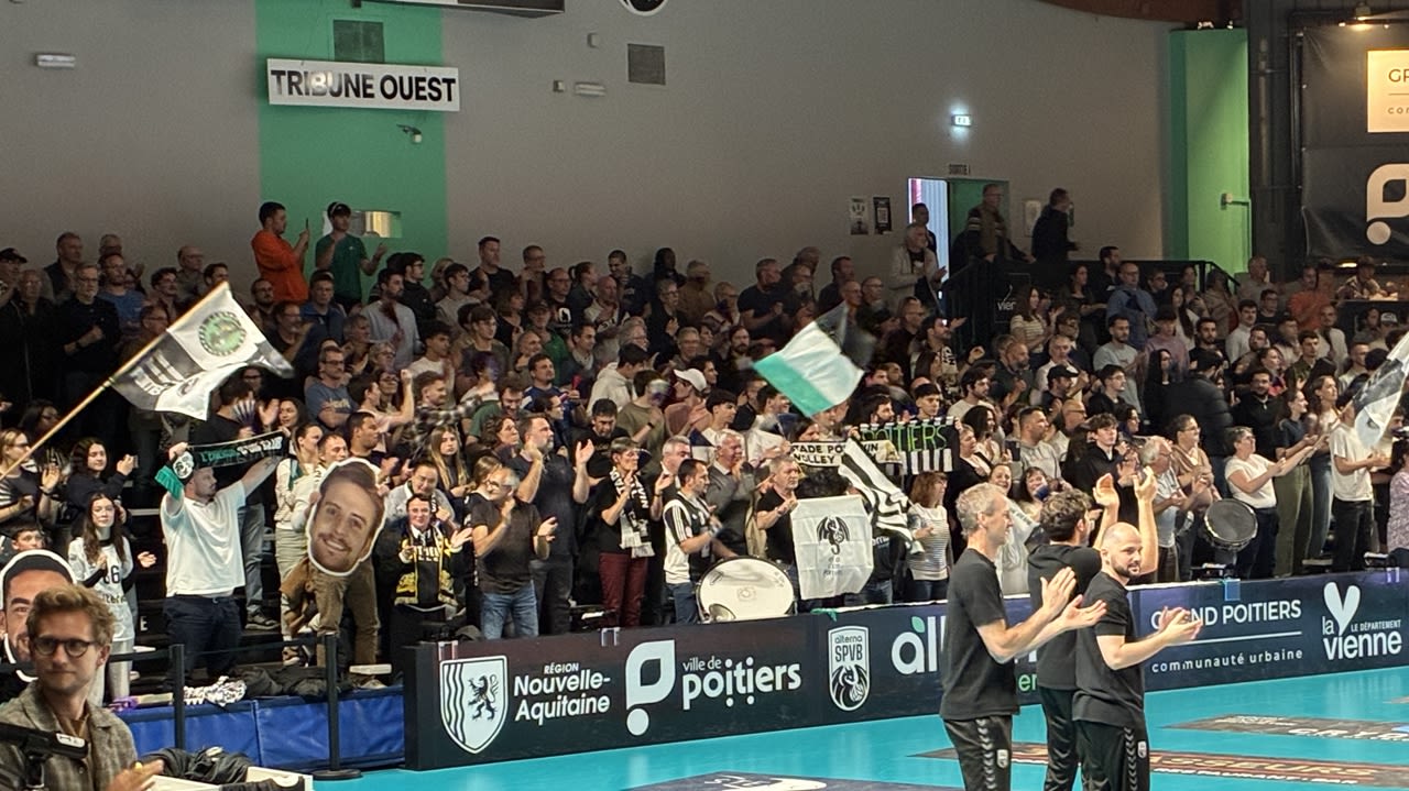 Les tribunes sont presque pleines. Le match s’annonce grandiose.