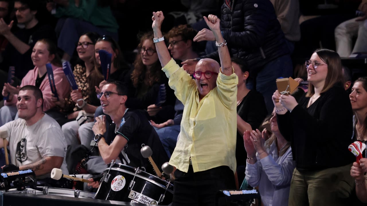 Monique, une des fidèles supportrices, en fêtant un point de l’Alterna.
