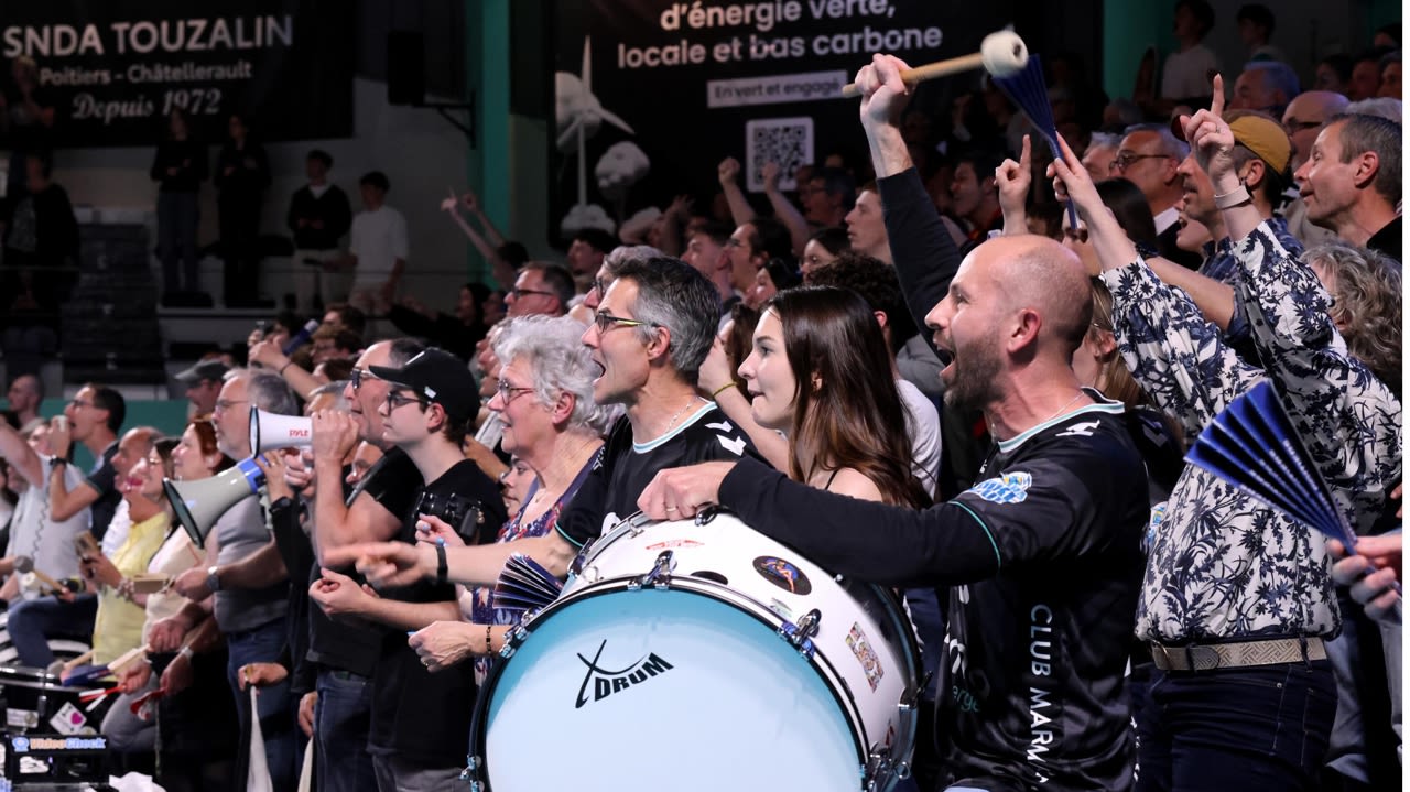 Avec son tambour, il donne le rythme des chants poitevins.
