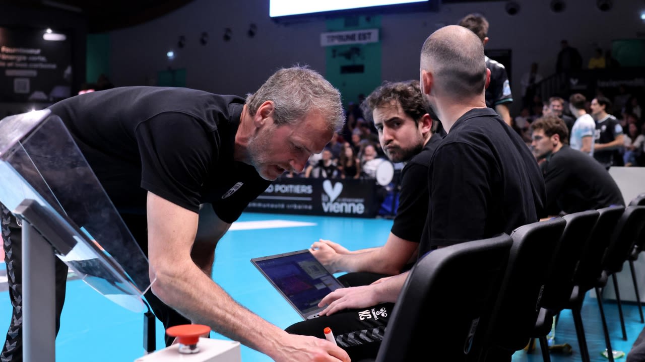 Dan Lewis écrit sur son ardoise pour modifier un plan de jeu.