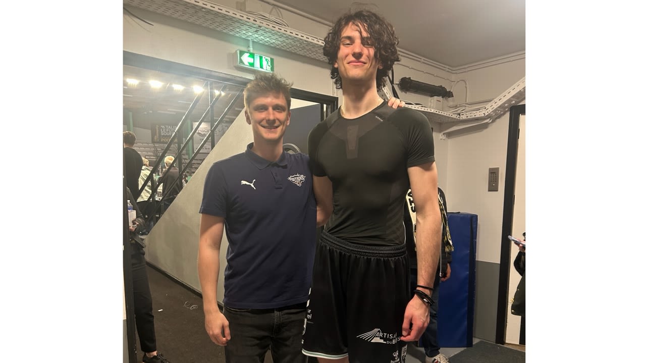L’image est belle entre les deux compatriotes slovènes. Luka Rupnik côté Poitiers Basket et Nik Mujanovic côté Alterna.