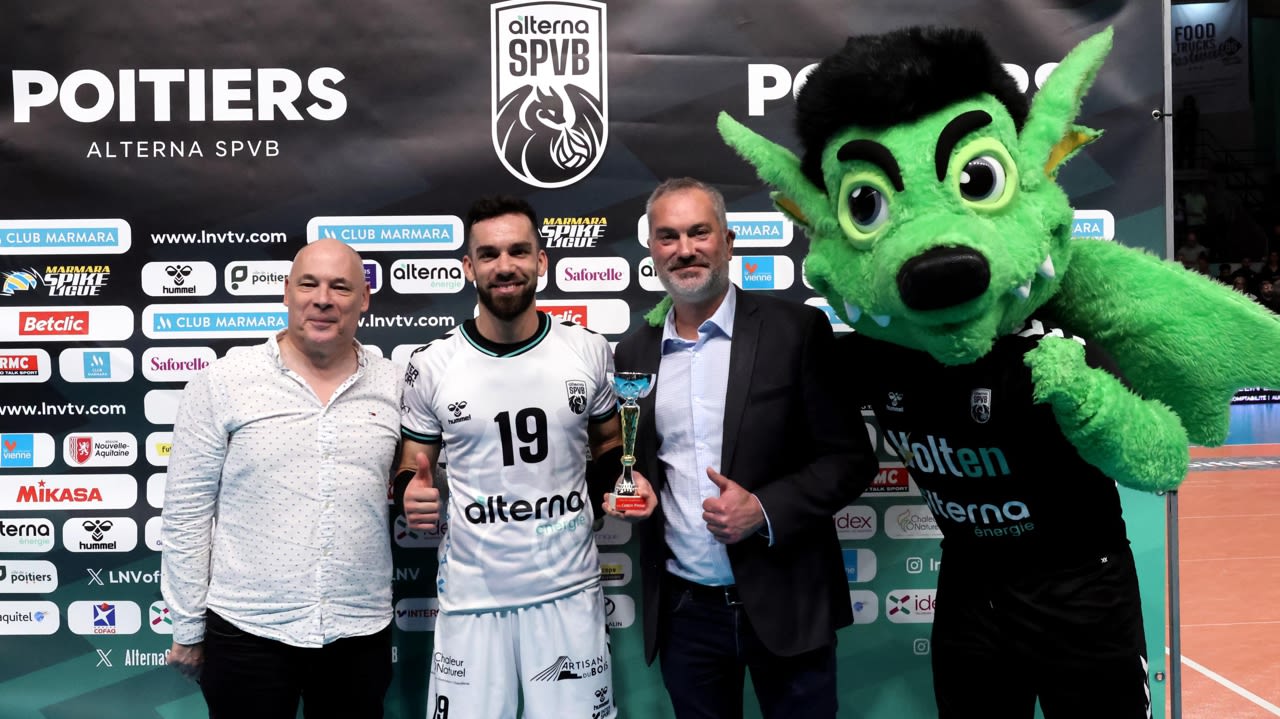 Le trophée d’homme du match a été remis par le président de l’Alterna Stade Poitevin François Garreau, le responsable des partenariats de La Nouvelle République Jean-François Gonzales et Volten, la mascotte.